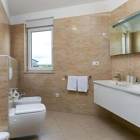 5 Bedroom Cozy In Rovinjsko Selo