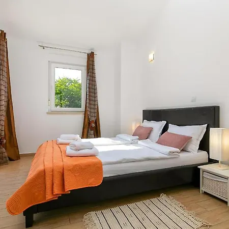 5 Bedroom Cozy In Holiday home Rovinjsko Selo