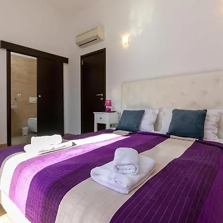 Holiday home 5 Bedroom Cozy In Rovinjsko Selo