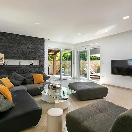 Holiday home 5 Bedroom Cozy In