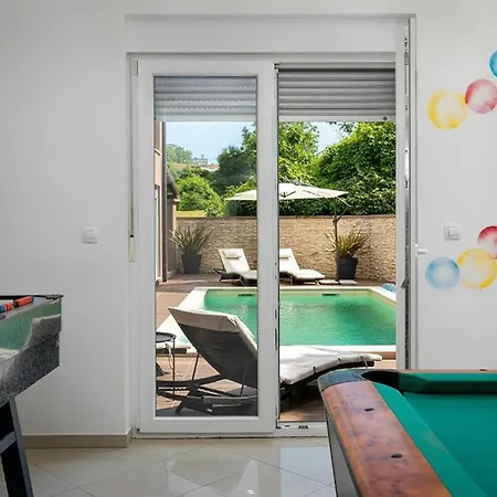 Holiday home 5 Bedroom Cozy In
