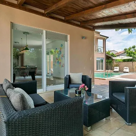 Holiday home 5 Bedroom Cozy In