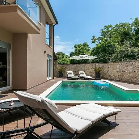 5 Bedroom Cozy In Holiday home Rovinjsko Selo