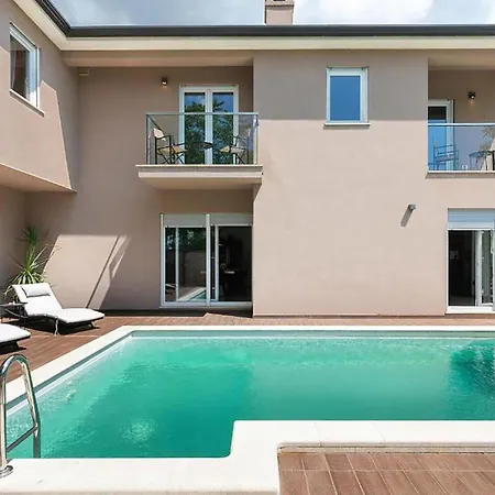 5 Bedroom Cozy In