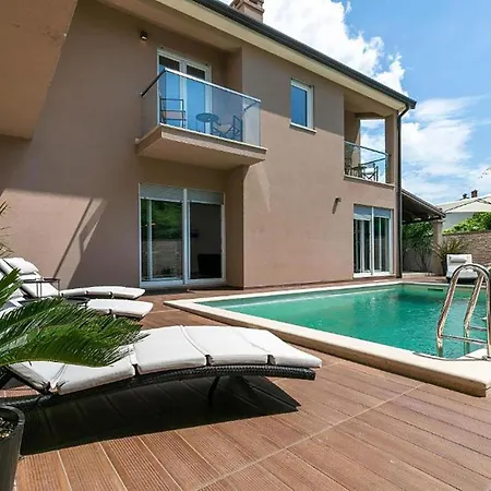 5 Bedroom Cozy In Holiday home *