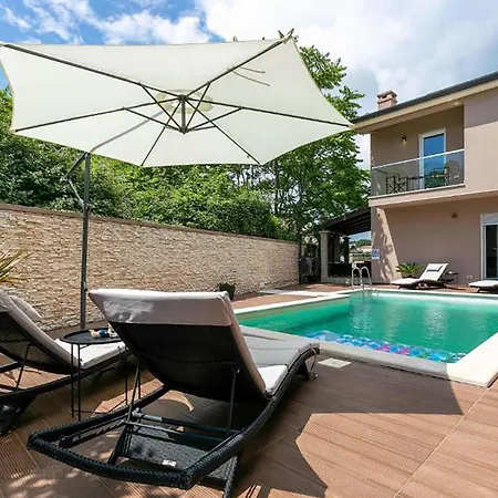 Holiday home 5 Bedroom Cozy In
