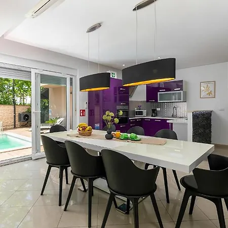 5 Bedroom Cozy In Holiday home *